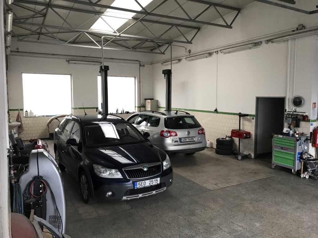 Servisní hala Autocentra Boura s osobními vozy