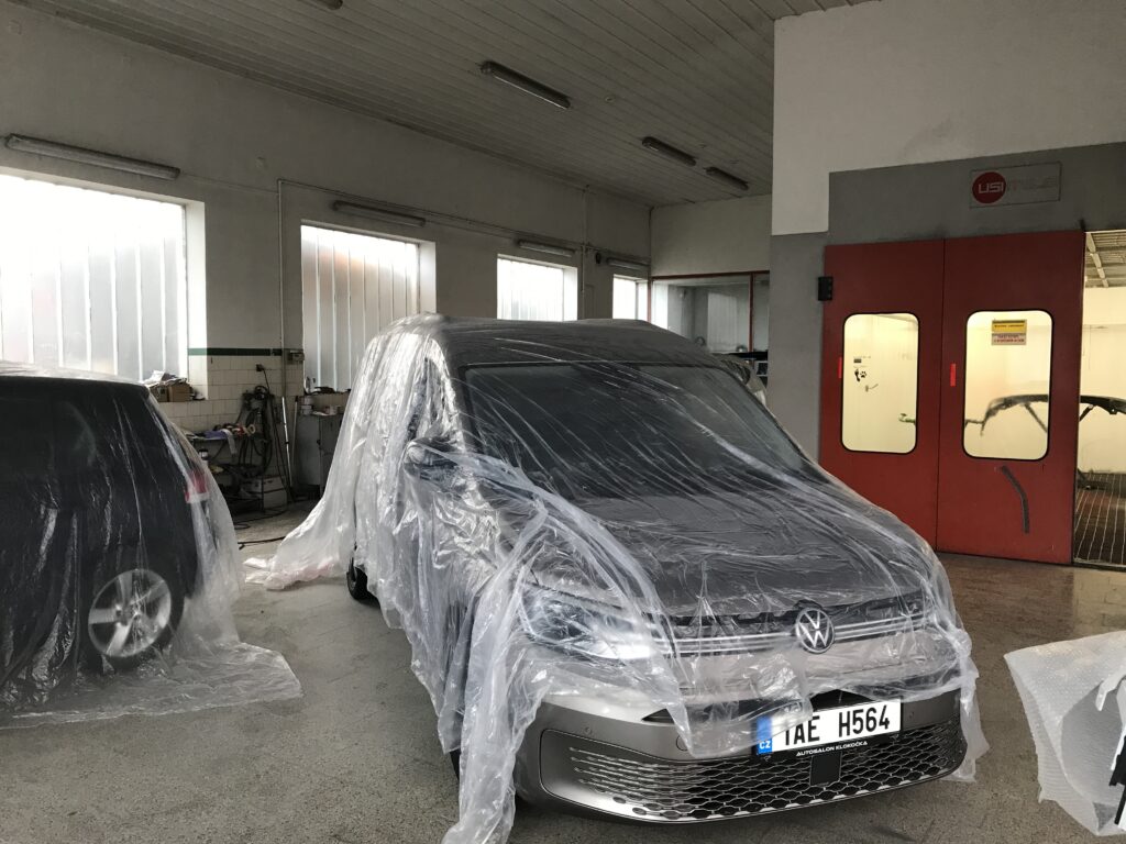 Lakovací box v karosárně Autocentra Boura